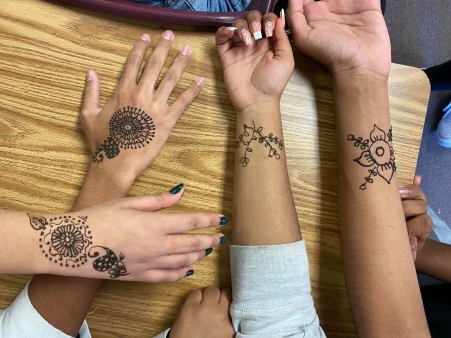 South+Asian+Culture+Clubs+henna+booth+allowed+for+students%2C+even+those+who+are+not+members+of+the+club%2C+to+be+given+the+chance+of+receiving+henna+tattoos