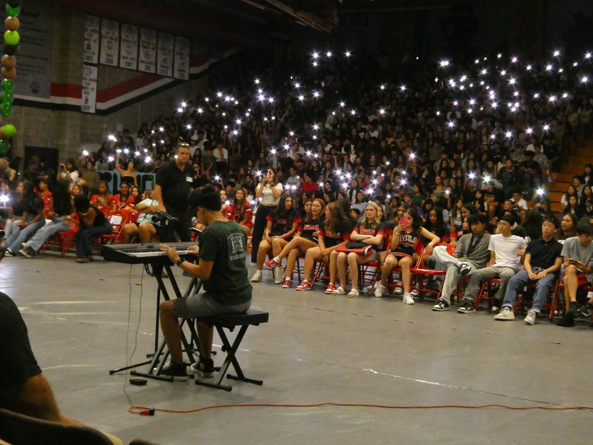 Alfaro performing at the Jumangi rally on August 23. Swaying along to Alfaro's song, the audience raised their phones as flashlights.